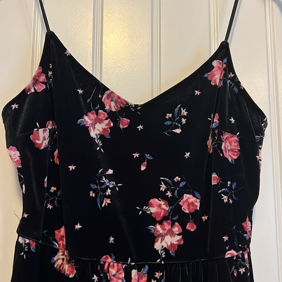 🌸Black Floral Romper - Picture 2 of 5